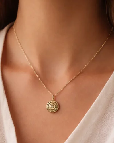 Collier médaille spirale dorée ✨