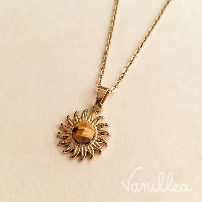 Collier doré pendentif soleil en œil de tigre naturel
