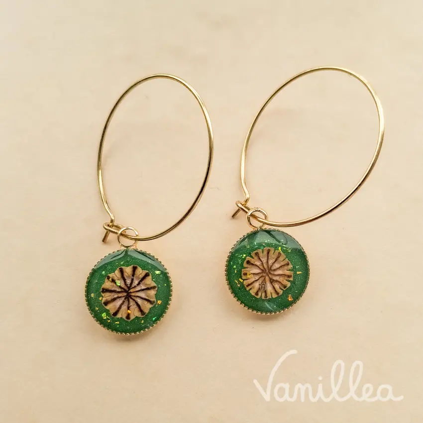 Boucles d'oreilles créoles dorées avec pendentifs verts à fleurs naturelles