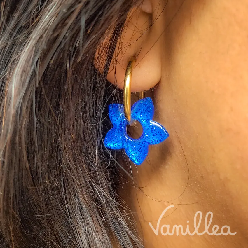 Boucles d’oreilles fleur de tiaré bleue sur créoles dorées