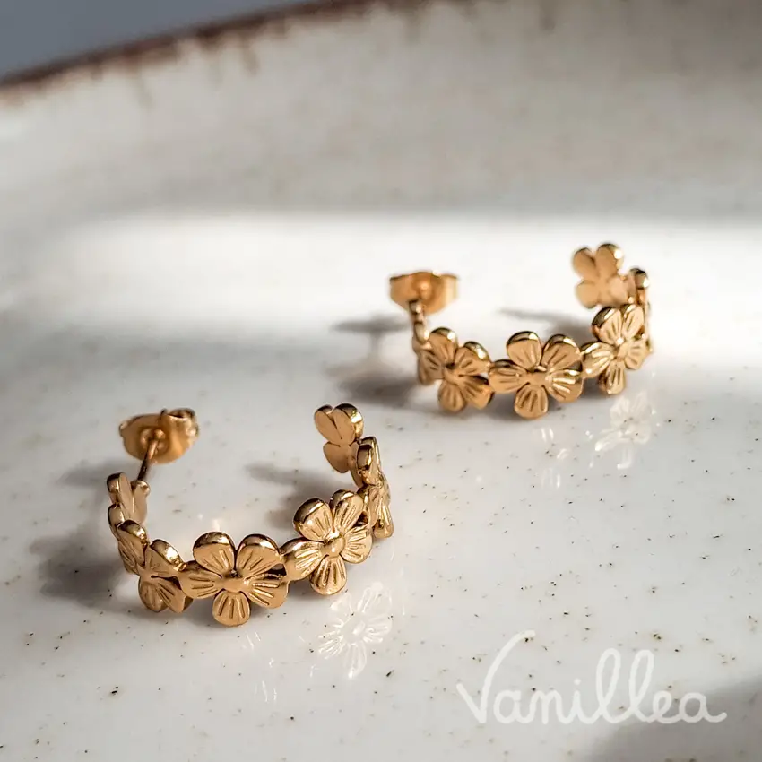 vue de boucles fleurs posées créoles fleuries