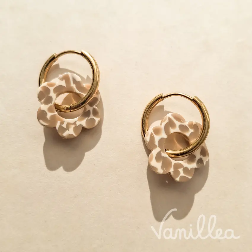 Créoles dorées avec pendentifs fleurs savane, vue de face
