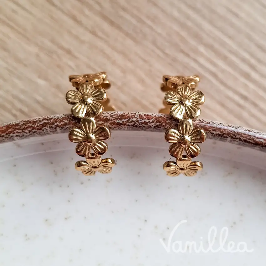 Créoles fleuries dorées en acier tendance