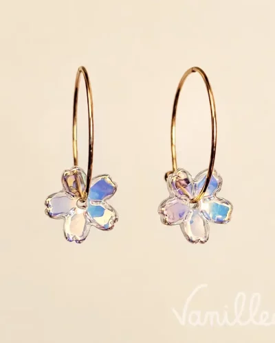 Boucles d'oreilles fleur transparente irisée sur créoles dorées