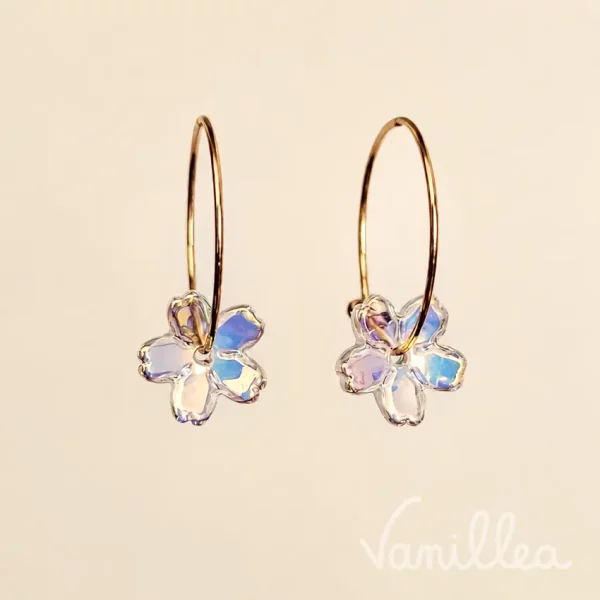 Boucles d'oreilles fleur transparente irisée sur créoles dorées