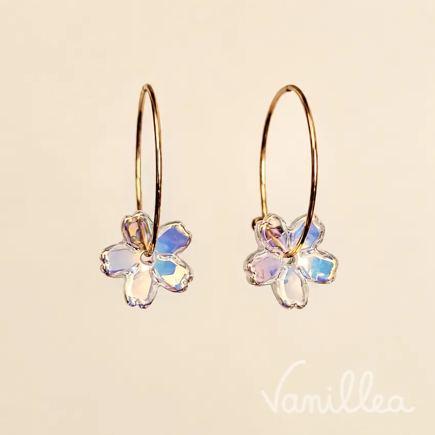 Boucles d'oreilles fleur transparente irisée sur créoles dorées