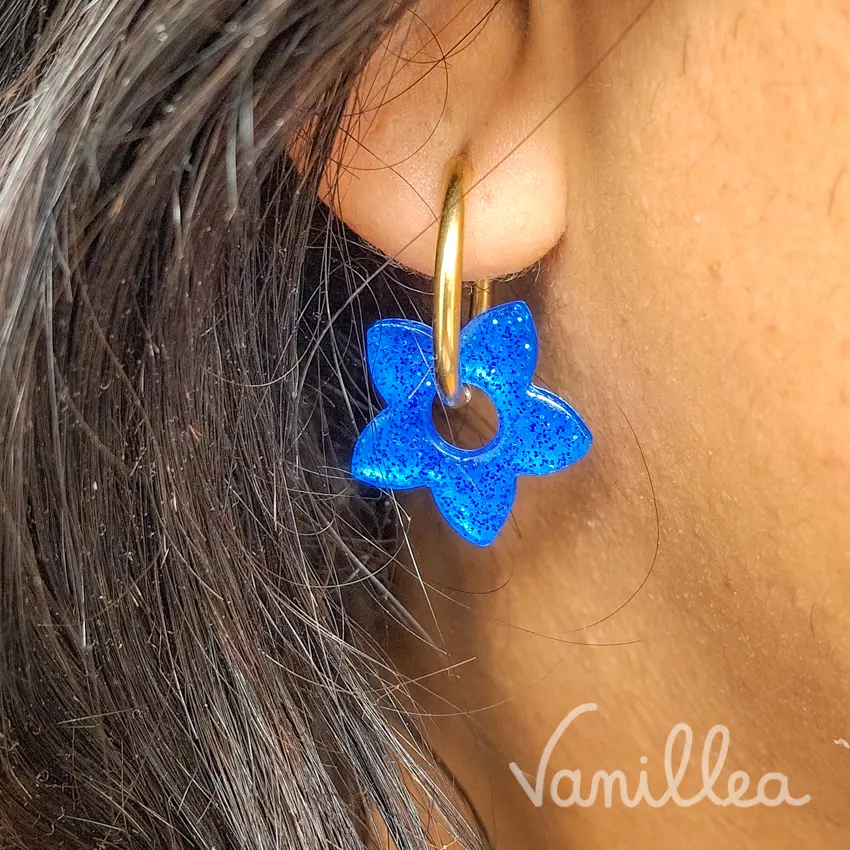 Créoles pampilles fleur de tiaré à paillettes bleues