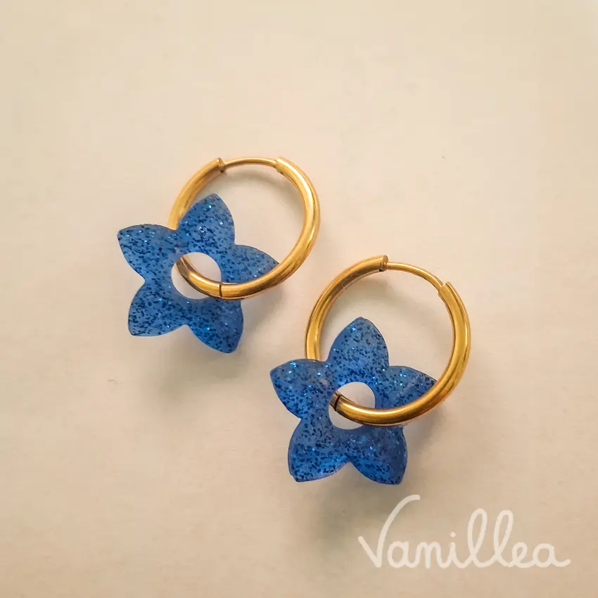 Créoles dorées avec pendentif fleur bleue