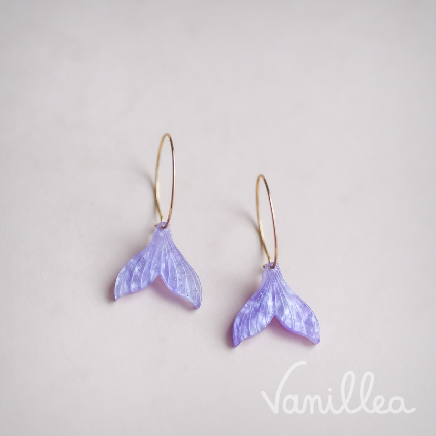 Boucles d’oreilles queue de sirène lilas en acétate pailleté
