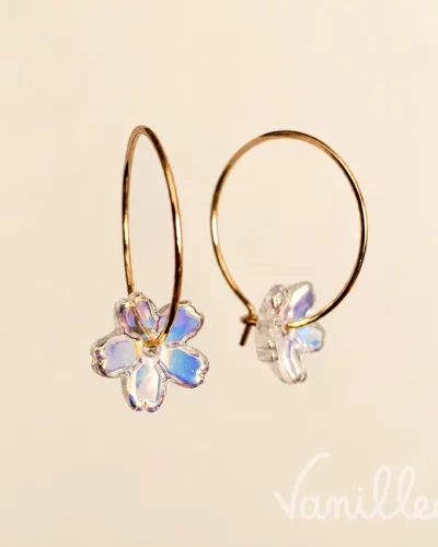 Créoles dorées Sakura avec fleurs transparentes de profil