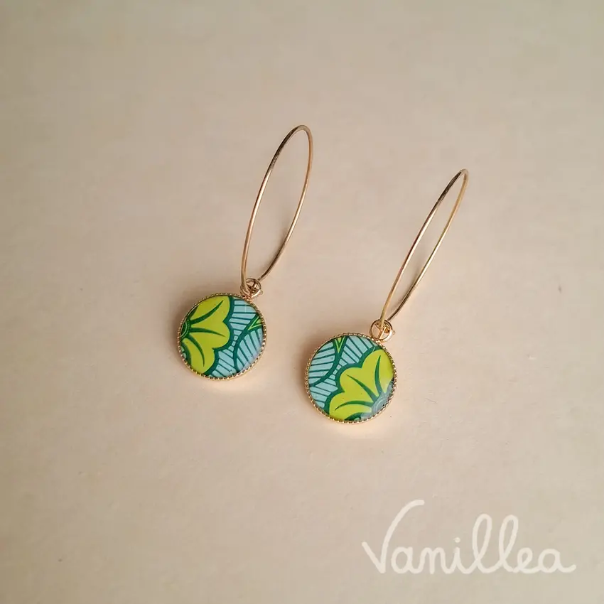 Détail du motif vert anis des créoles MALAIKA
