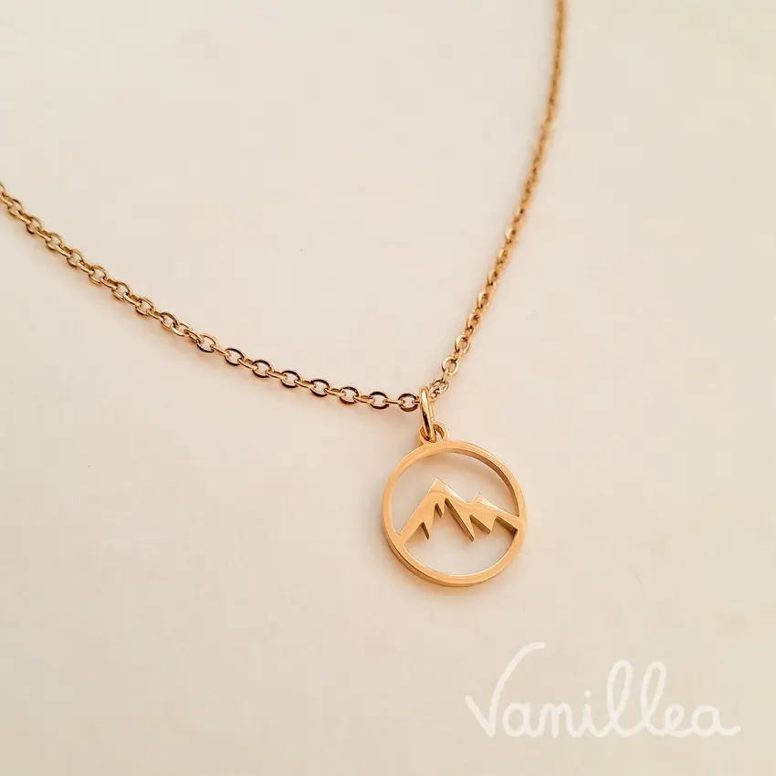 Collier montagne femme doré et minimaliste