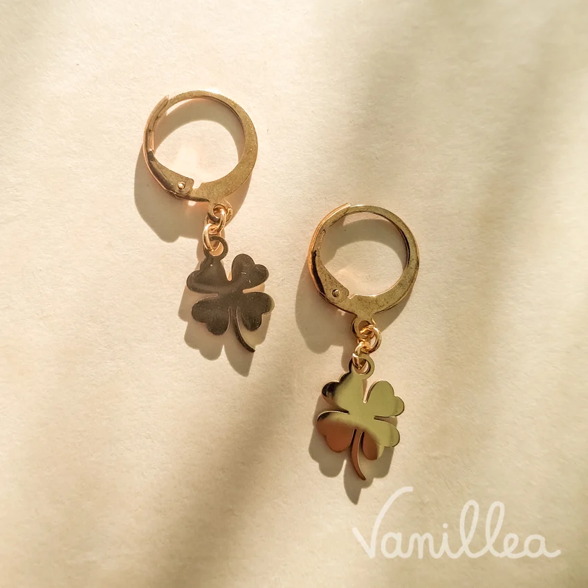 Boucles d'oreilles dormeuses dorées avec pendentifs en forme de trèfle à quatre feuilles