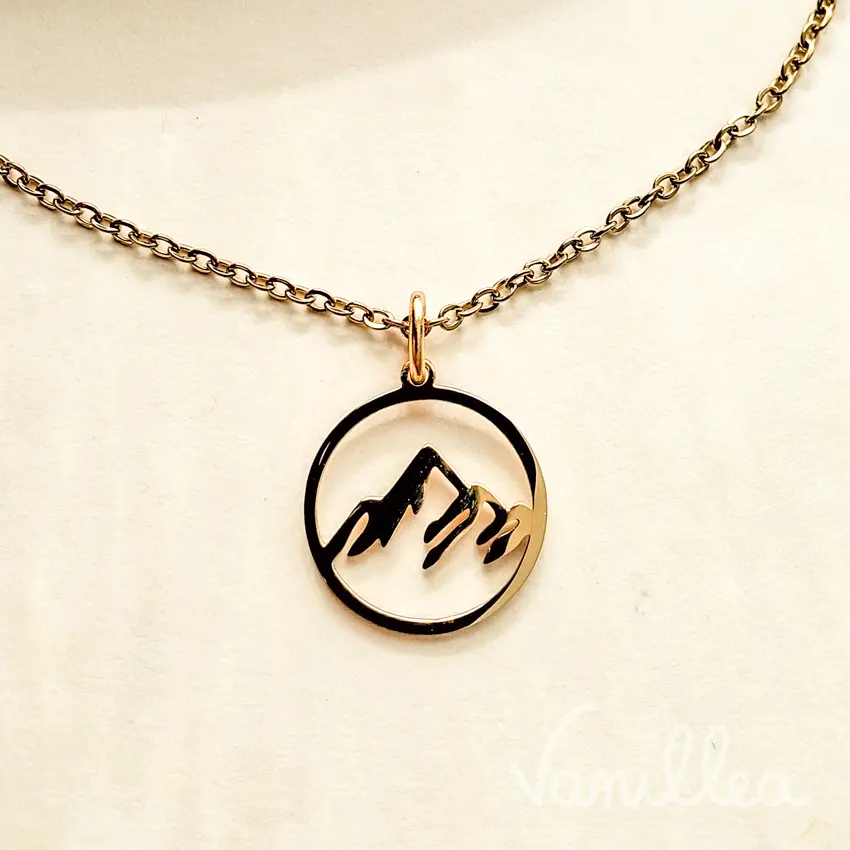 Gros plan collier montagne