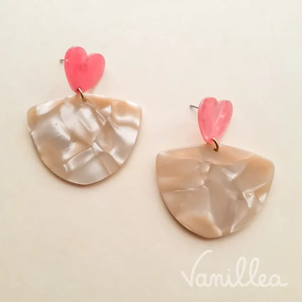 Boucles d'oreilles coeur rose et beige en acétate