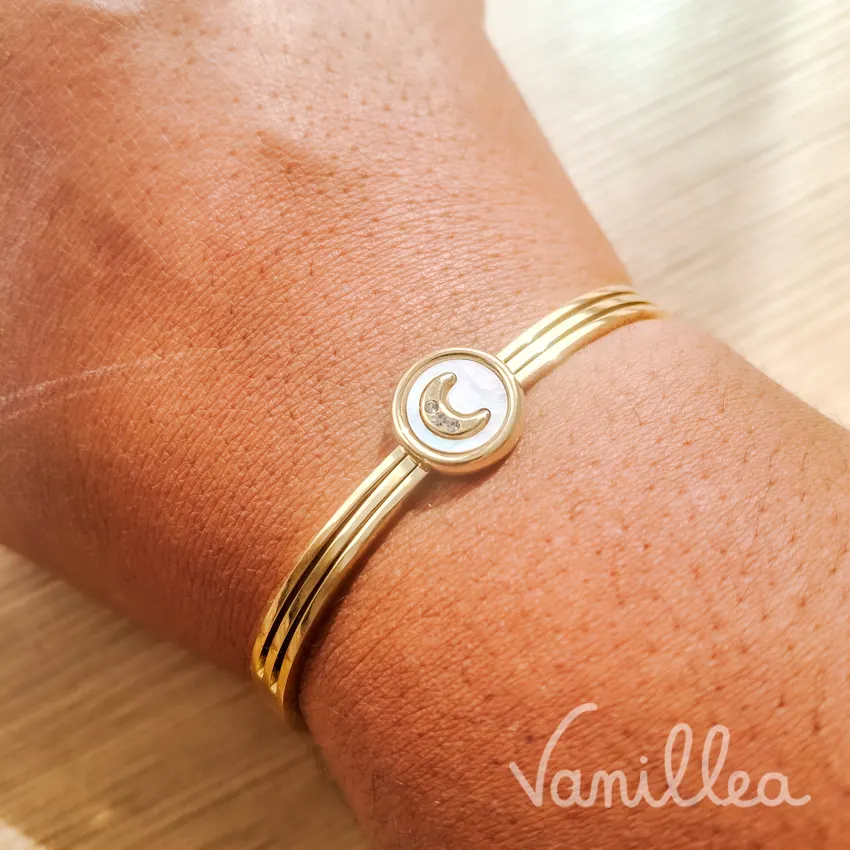 Détail croissant de lune sur nacre et bracelet doré