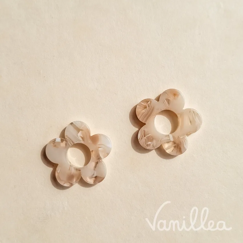 pampille fleur résine beige marbrée 20 mm face