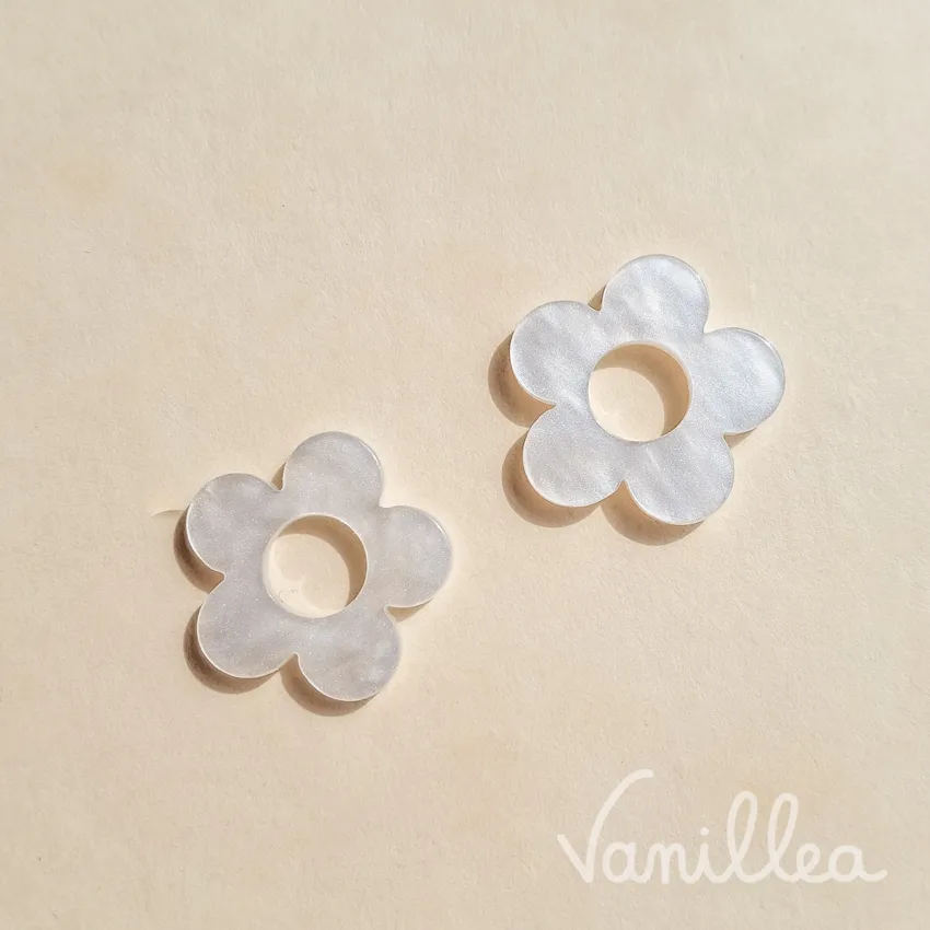 pampille fleur résine blanche nacrée 20 mm face