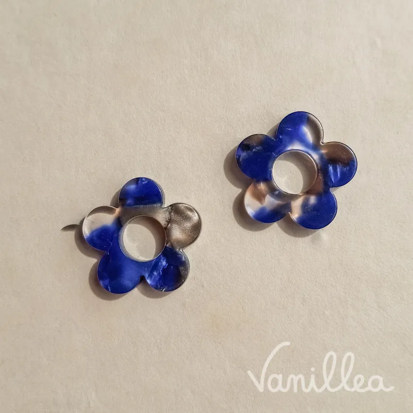 pampille fleur résine bleu marron marbrée 20 mm face