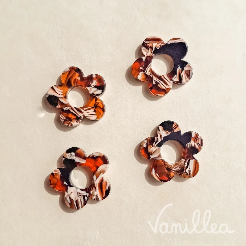 pampille fleur résine marron marbrée 20 mm face