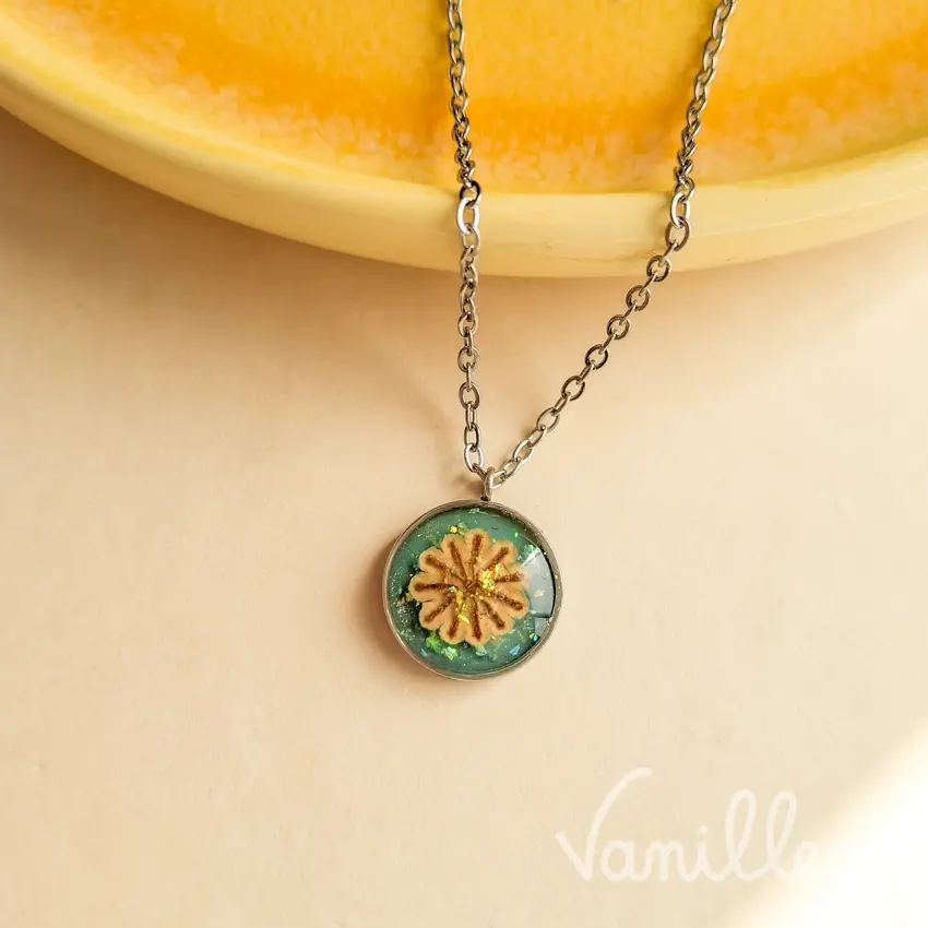 Collier coquelicot bleu résine médaillon rond