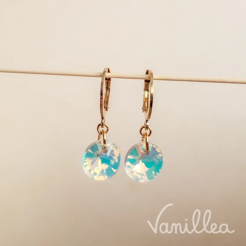 Boucles dormeuses dorées avec cristal irisé et fermoir sécurisé