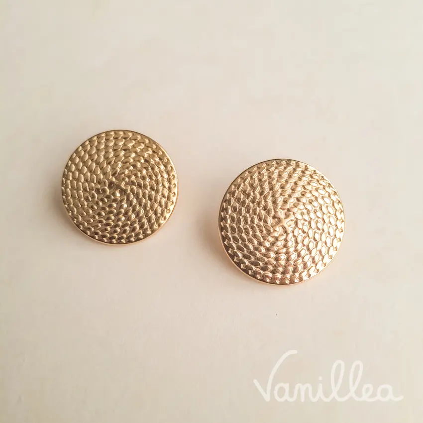 Puces ROSELLA martelées — bijou femme style solaire