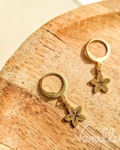 Boucles dormeuses fleur dorées 🌸 NAÉ