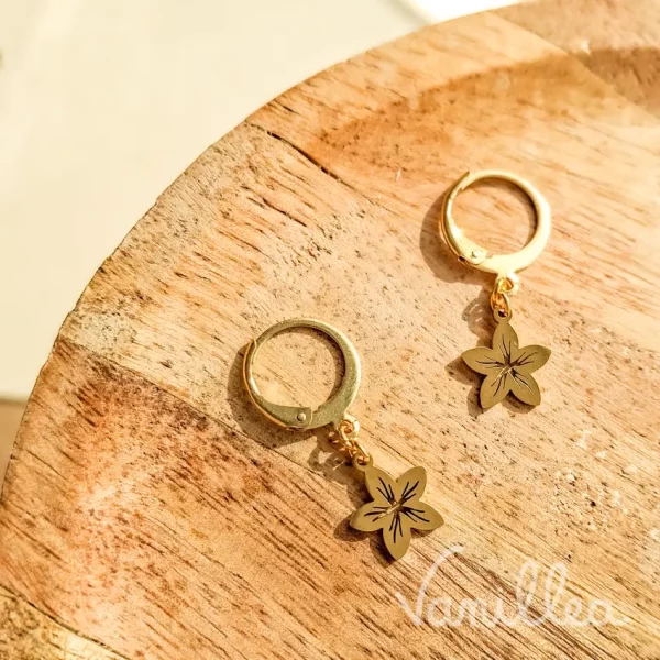 Boucles dormeuses fleur dorées en acier inoxydable avec pendentif floral gravé
