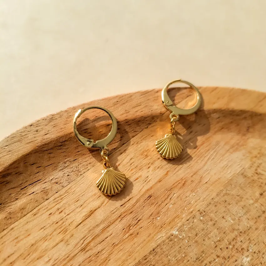 Boucles d’oreilles coquillage acier inoxydable doré avec créoles.
