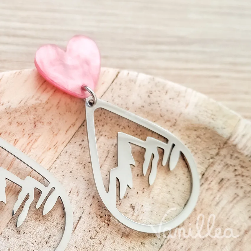 Boucles pendantes montagne avec cœur rose