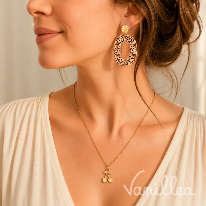femme portant des boucles ovales léopard femme