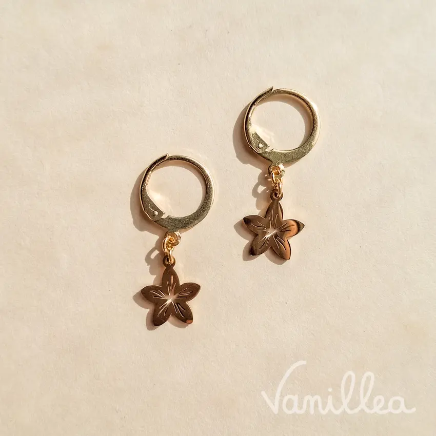 Boucles d’oreilles créoles dorées avec pendentif fleur minimaliste