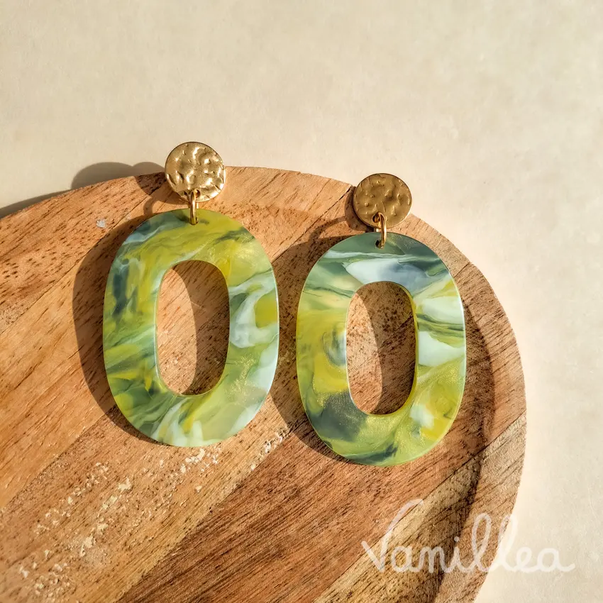 Boucles d’oreilles résine verte marbrée avec attache ronde dorée martelée.