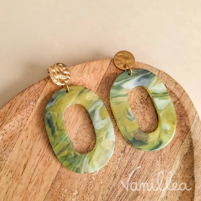 Boucles d’oreilles ovales résine verte et jaune marbrée avec attache dorée martelée.