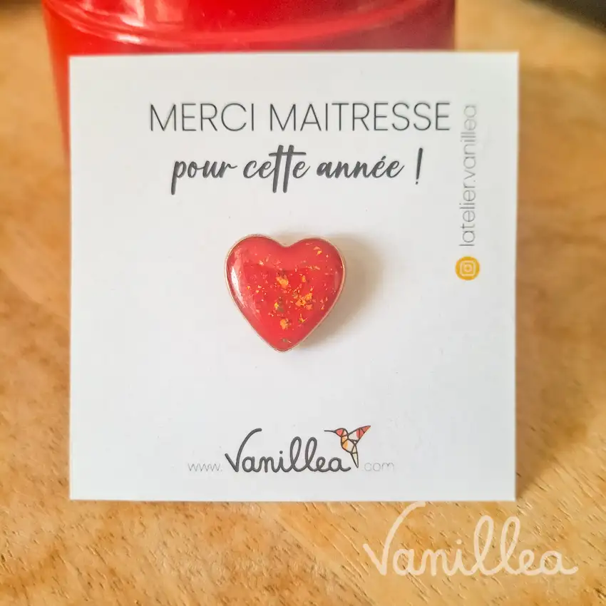 Gros plan bijou coeur rouge pailleté cadeau maîtresse