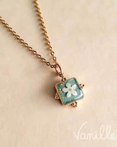 Collier fleur blanche turquoise ✨