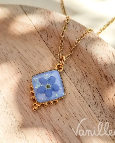 Collier fleur bleue