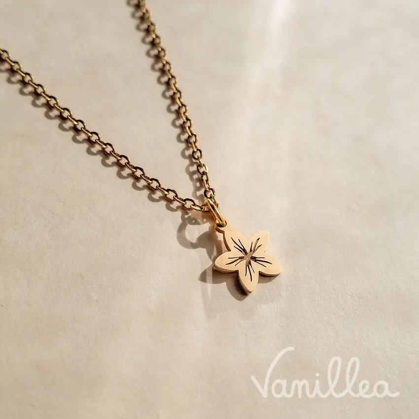 Collier fleur doré acier inoxydable avec pendentif floral à cinq pétales