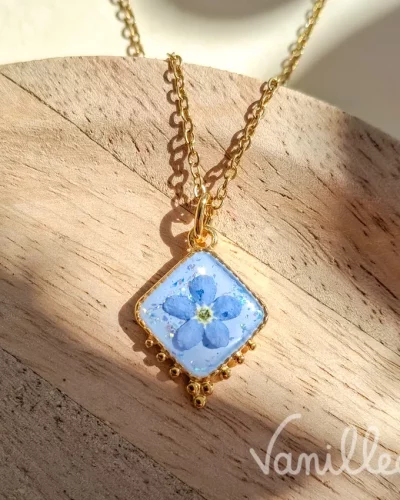 Collier fleur bleue