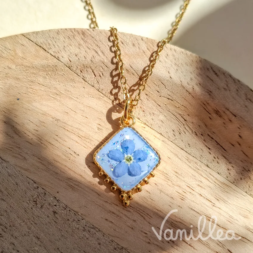Collier fleur bleue acier inoxydable femme avec pendentif carré doré