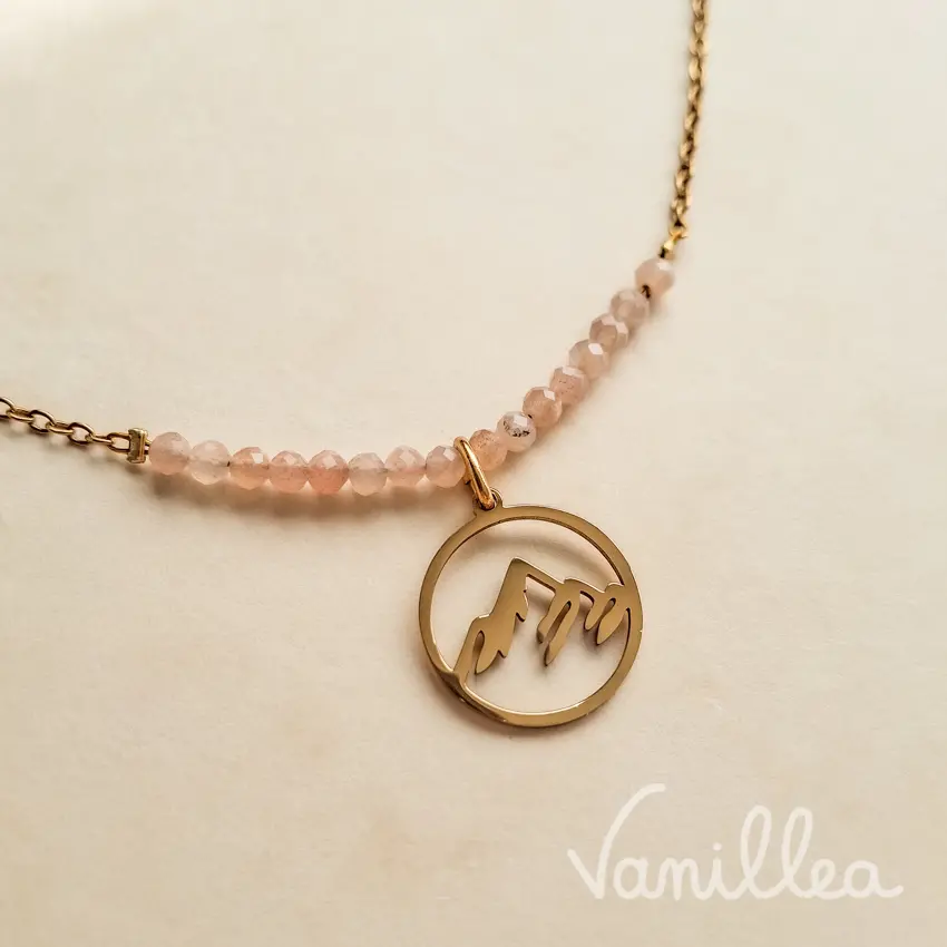 Collier montagne doré en pierre du soleil porté