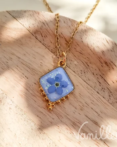 Collier fleur bleue