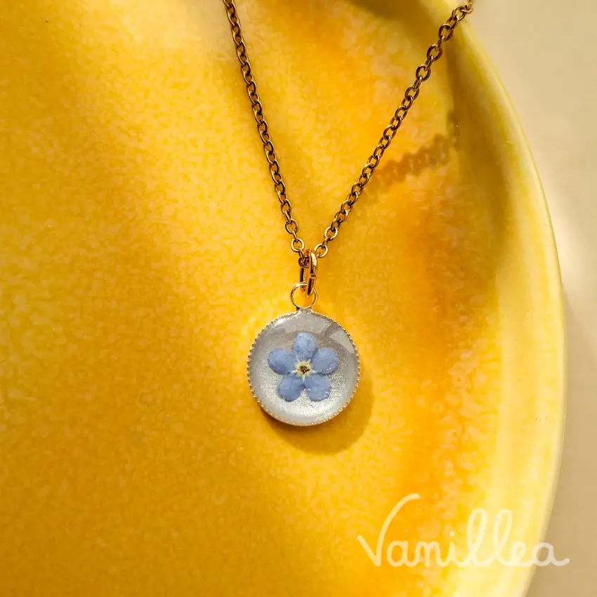 Petit collier Myosotis bleu avec médaillon rond