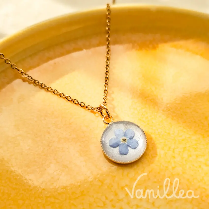 Collier myosotis Vanillea, bijou fleuri créé en Haute-Savoie