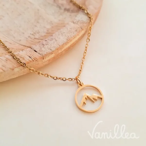 Collier montagne doré minimaliste avec pendentif sommets