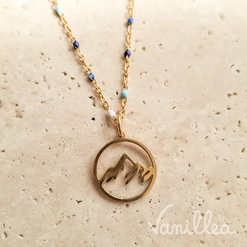 Collier montagne bleu avec perles colorées et médaillon doré