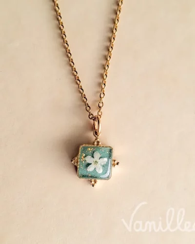 Collier fleur blanche turquoise ✨