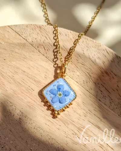 Collier fleur bleue