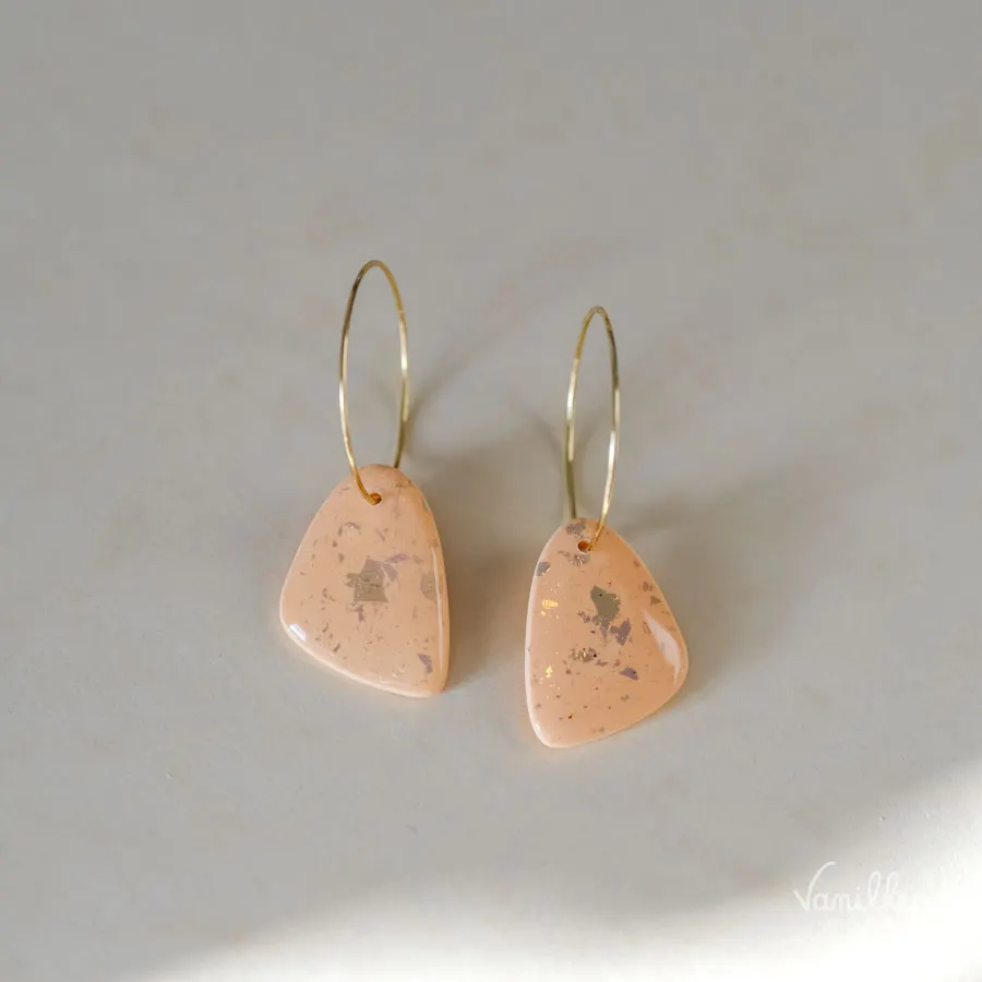 Boucles couleur pêche en pâte polymère